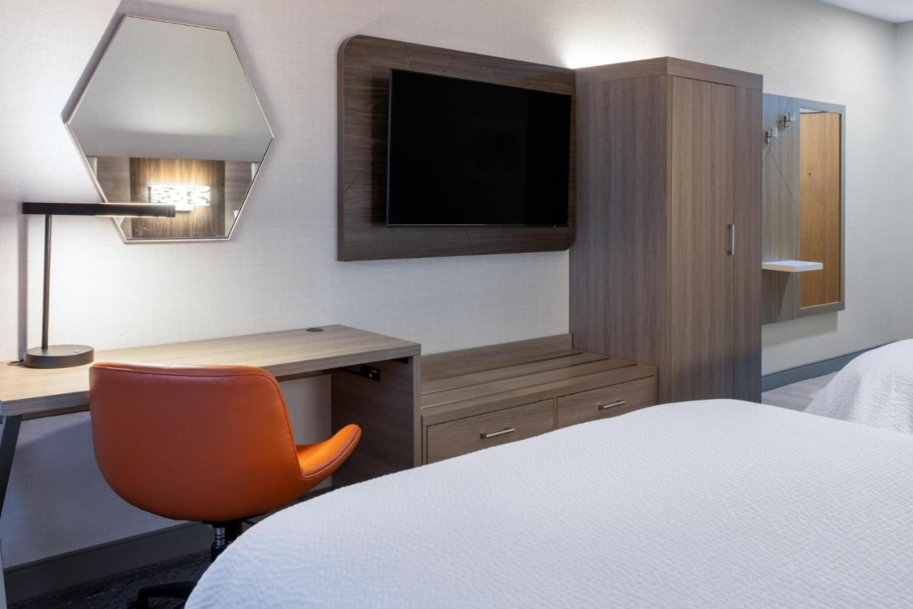 Holiday Inn Express Hotel & Suites Center Township By Ihg Monaca Exterior foto