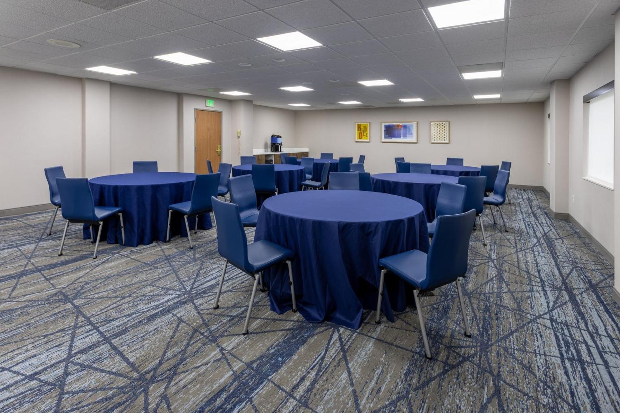 Holiday Inn Express Hotel & Suites Center Township By Ihg Monaca Exterior foto