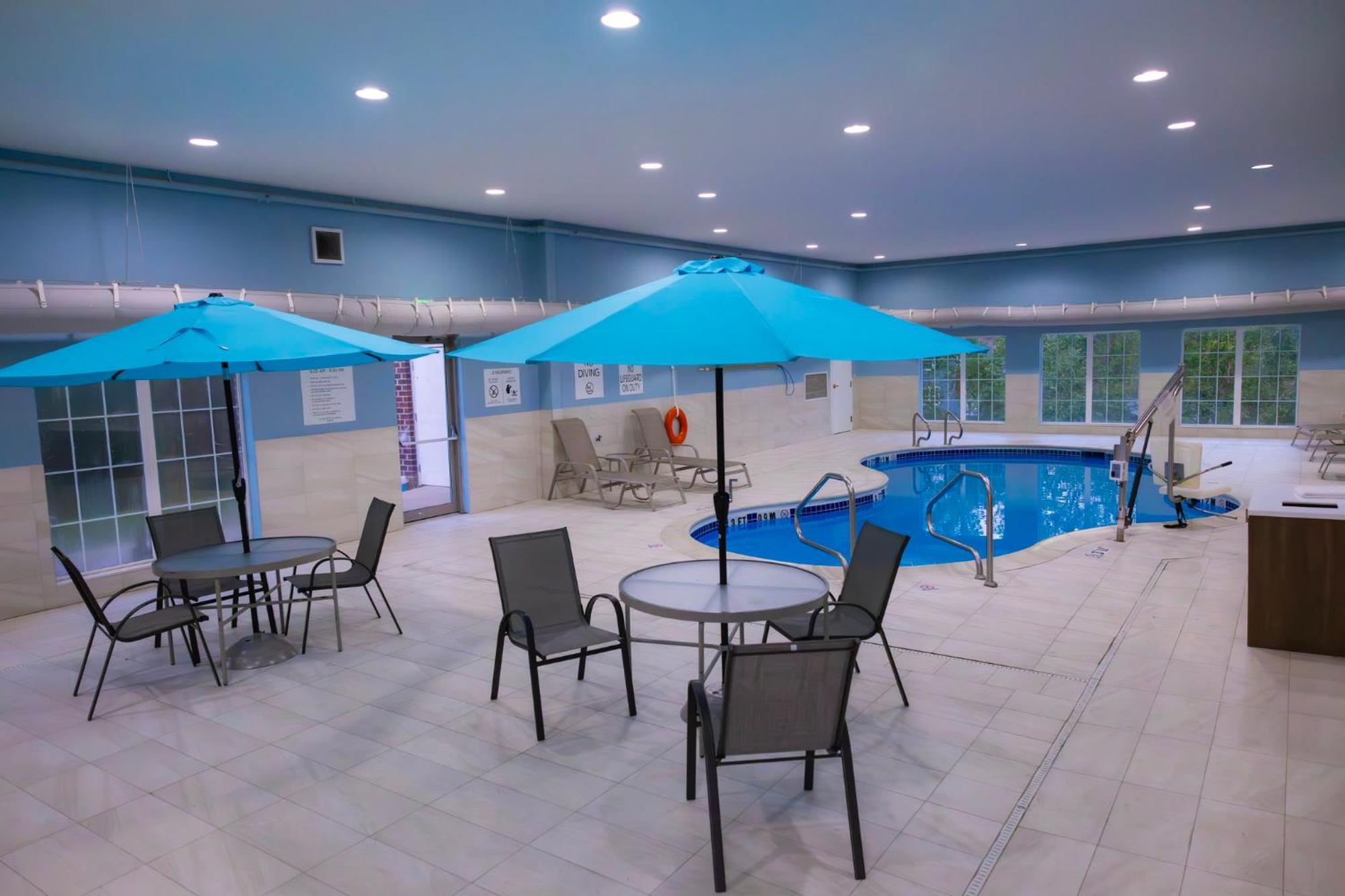 Holiday Inn Express Hotel & Suites Center Township By Ihg Monaca Exterior foto